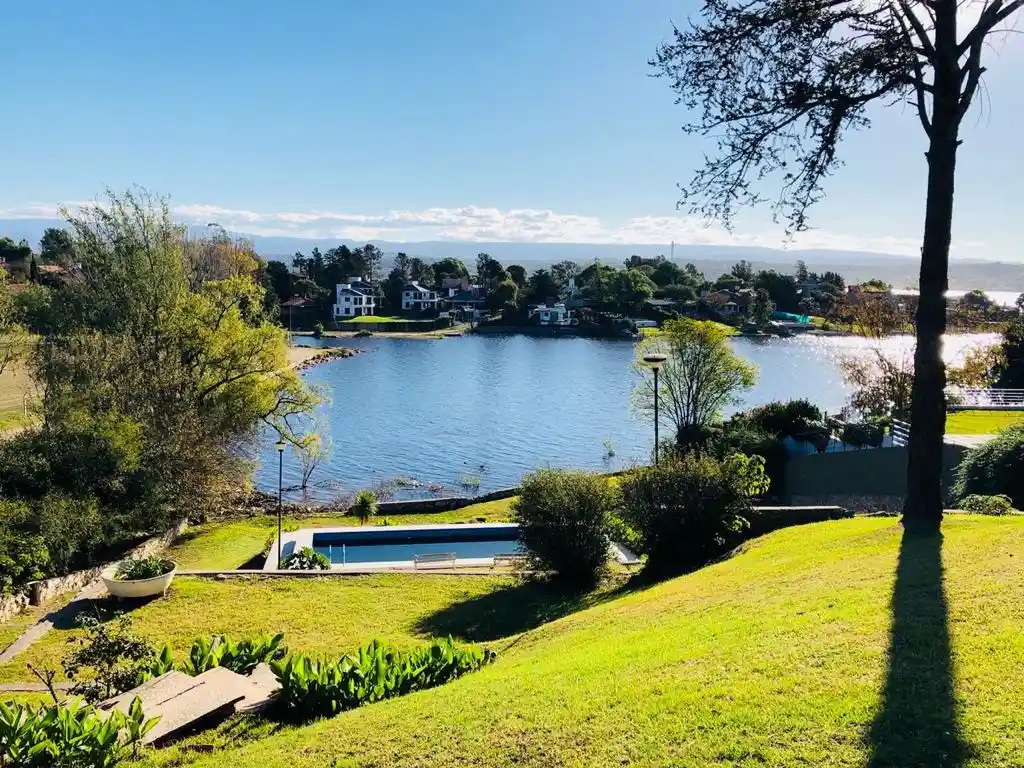 vista al lago desde barrio costa azul norte