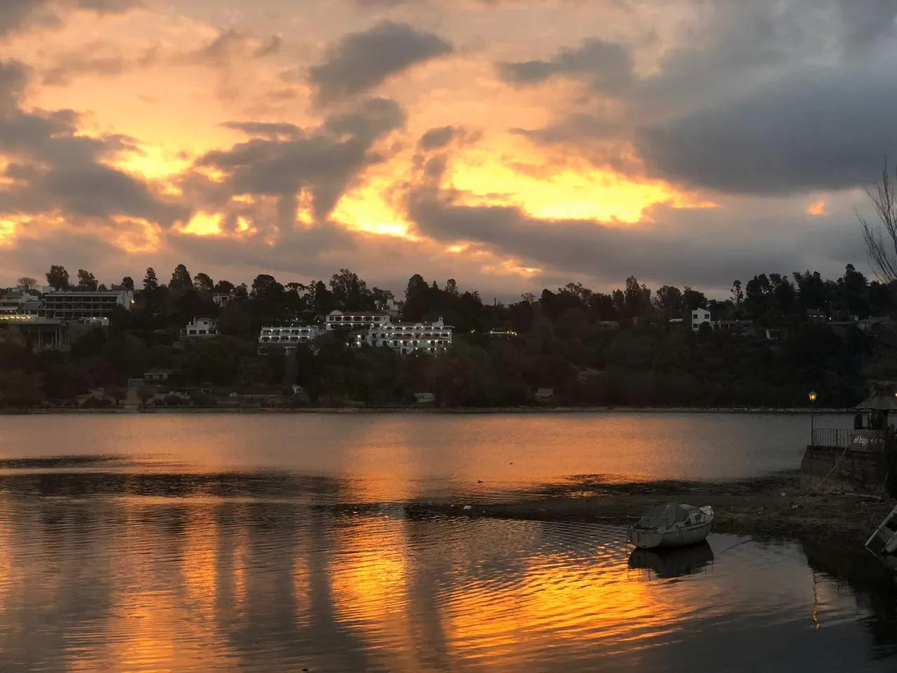 vista al lago desde barrio villa dominguez