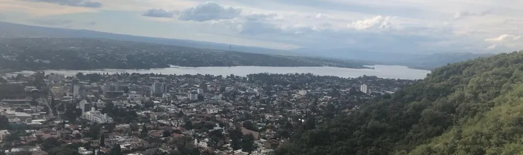vista al lago y a las montañas de villa carlos paz