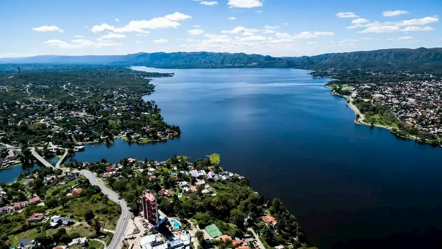 vista aerea de lago san roque y sierras de carlos paz